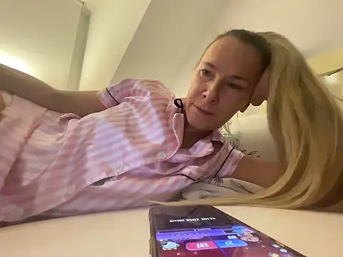 Snapshot of blondi2077 chatting on 26, 10, 2025 blondi2077 online show from 26, 10, 2025