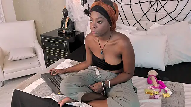 Snapshot of OliviaGarciaa chatting on 12, 10, 2025 OliviaGarciaa online show from 12, 10, 2025