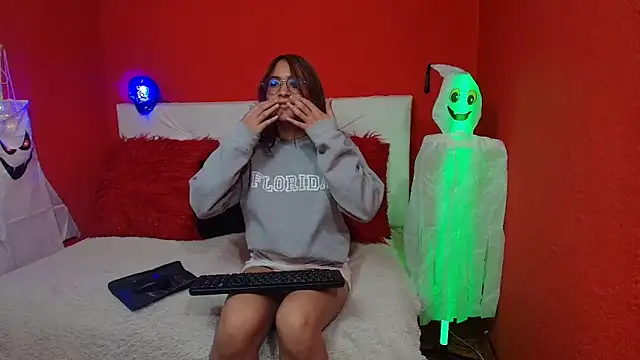 Snapshot of amy_lennox chatting on 30, 10, 2025 amy lennox online show from 30, 10, 2025