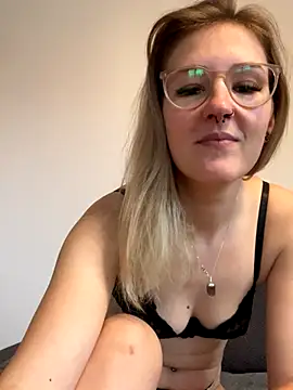 Snapshot of LauraLuxxx chatting on 17, 11, 2025 LauraLuxxx online show from 17, 11, 2025