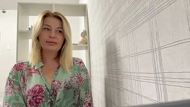 Snapshot of Blondie_xoxoxo chatting on 29, 9, 2025 Blondie xoxoxo online show from 29, 9, 2025
