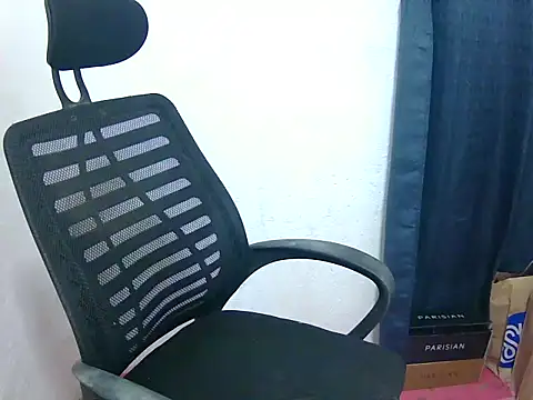 Snapshot of B-e-l-l-e chatting on 7, 10, 2025 B-e-l-l-e online show from 7, 10, 2025