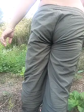 Snapshot of miumiu_00 chatting on 19, 10, 2025 miumiu 00 online show from 19, 10, 2025