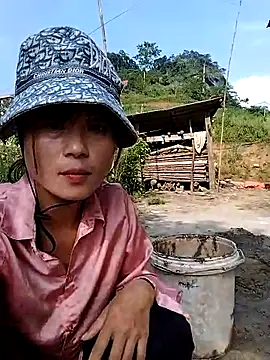 Snapshot of linda_bae00 chatting on 12, 10, 2025 linda bae00 online show from 12, 10, 2025