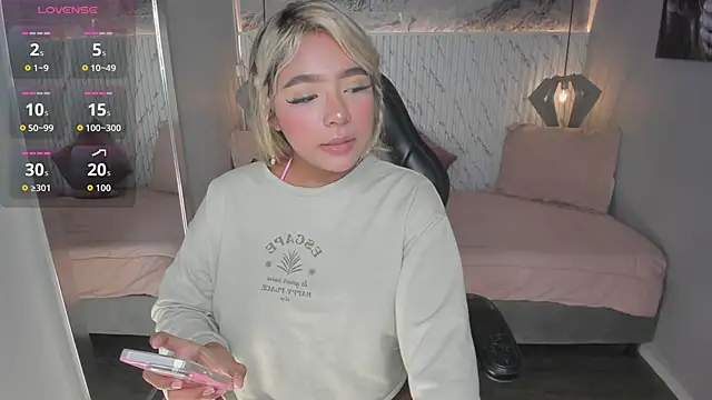 Snapshot of Emilly_mell chatting on 15, 12, 2025 Emilly mell online show from 15, 12, 2025