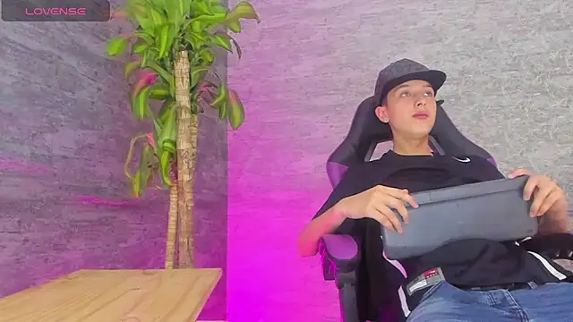 Snapshot of ArthurCox chatting on 23, 9, 2025 ArthurCox online show from 23, 9, 2025