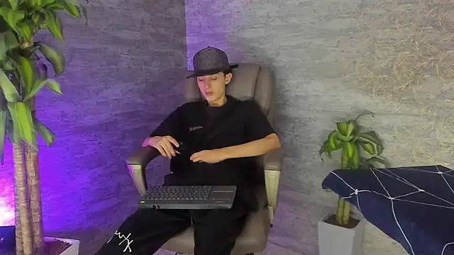 Snapshot of ArthurCox chatting on 7, 10, 2025 ArthurCox online show from 7, 10, 2025