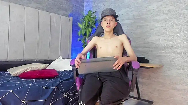 Snapshot of ArthurCox chatting on 19, 10, 2025 ArthurCox online show from 19, 10, 2025