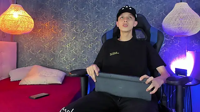 Snapshot of ArthurCox chatting on 13, 11, 2025 ArthurCox online show from 13, 11, 2025