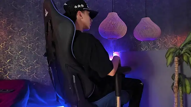 Snapshot of ArthurCox chatting on 15, 11, 2025 ArthurCox online show from 15, 11, 2025