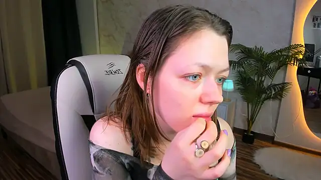 Snapshot of Lunar_Lily chatting on 5, 11, 2025 Lunar Lily online show from 5, 11, 2025