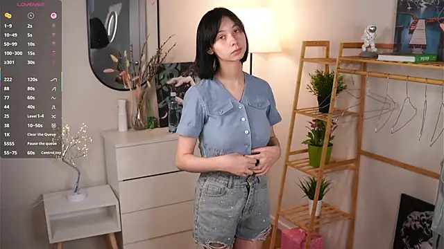 Snapshot of SuzanneHowse chatting on 17, 10, 2025 SuzanneHowse online show from 17, 10, 2025