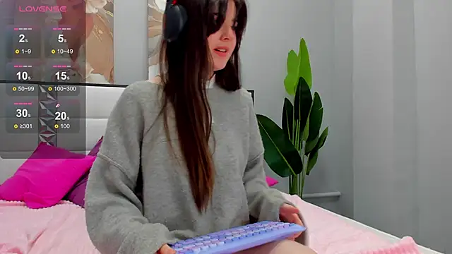 Snapshot of CloveDia chatting on 5, 10, 2025 CloveDia online show from 5, 10, 2025