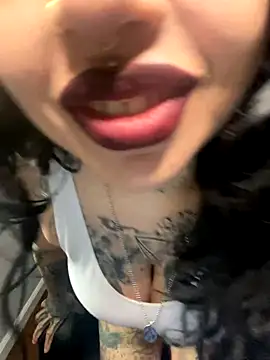 Snapshot of chicanachic13 chatting on 19, 10, 2025 chicanachic13 online show from 19, 10, 2025