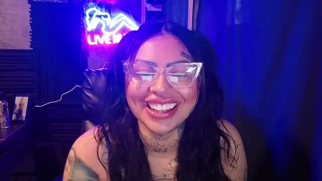 Snapshot of chicanachic13 chatting on 13, 12, 2025 chicanachic13 online show from 13, 12, 2025