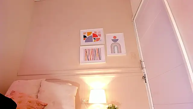 Snapshot of _aleja_x chatting on 6, 10, 2025 aleja x online show from 6, 10, 2025