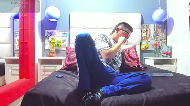 Snapshot of Max_Walker3 chatting on 28, 10, 2025 Max Walker3 online show from 28, 10, 2025