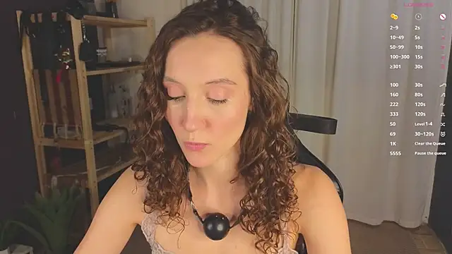 Snapshot of laracroftmansion chatting on 2, 10, 2025 laracroftmansion online show from 2, 10, 2025