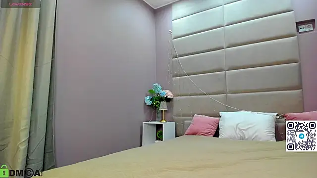 Adeline Perle online show from 9, 11, 2025