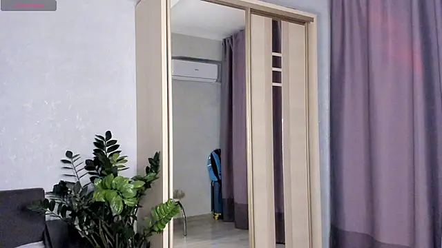 Snapshot of SaraShine_ chatting on 14, 10, 2025 SaraShine online show from 14, 10, 2025