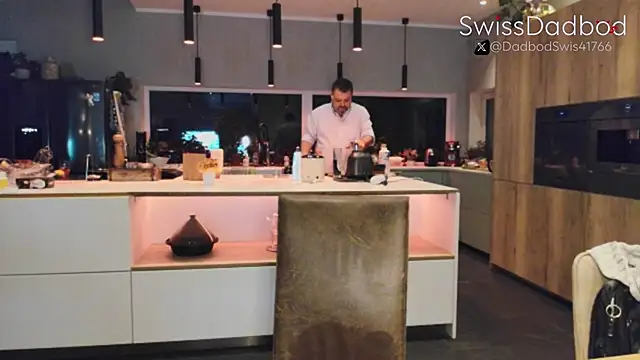 Snapshot of SwissDadbod chatting on 12, 9, 2025 SwissDadbod online show from 12, 9, 2025