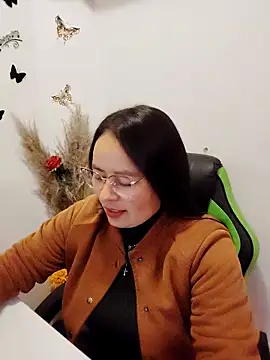 Daliz Leon online show from 1, 10, 2025