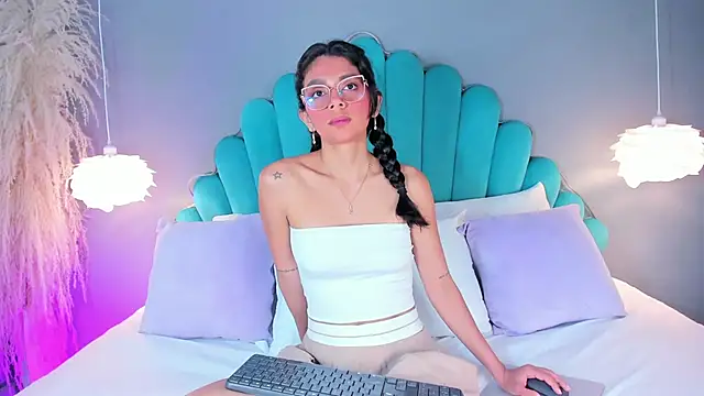 AlassiaHocthner online show from 18, 9, 2025