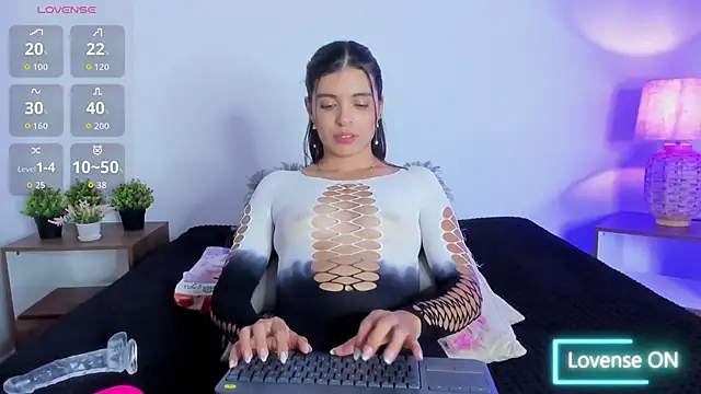 Snapshot of hailey_hadid chatting on 24, 9, 2025 hailey hadid online show from 24, 9, 2025