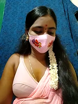 Snapshot of mini-queen chatting on 8, 9, 2025 mini-queen online show from 8, 9, 2025