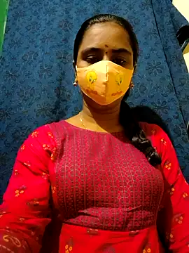 Snapshot of mini-queen chatting on 4, 10, 2025 mini-queen online show from 4, 10, 2025