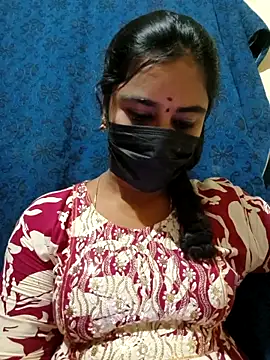 Snapshot of mini-queen chatting on 7, 10, 2025 mini-queen online show from 7, 10, 2025