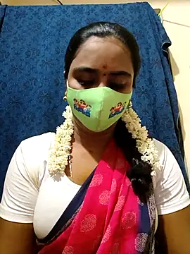 Snapshot of mini-queen chatting on 11, 11, 2025 mini-queen online show from 11, 11, 2025