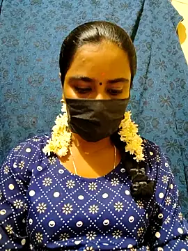 Snapshot of mini-queen chatting on 24, 11, 2025 mini-queen online show from 24, 11, 2025