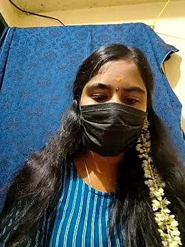 Snapshot of mini-queen chatting on 18, 12, 2025 mini-queen online show from 18, 12, 2025