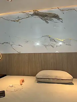 Snapshot of emily_browne chatting on 17, 12, 2025 emily browne online show from 17, 12, 2025