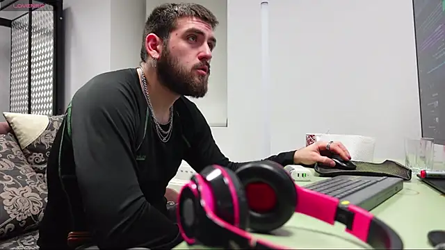 Snapshot of Mike_Platano chatting on 19, 11, 2025 Mike Platano online show from 19, 11, 2025