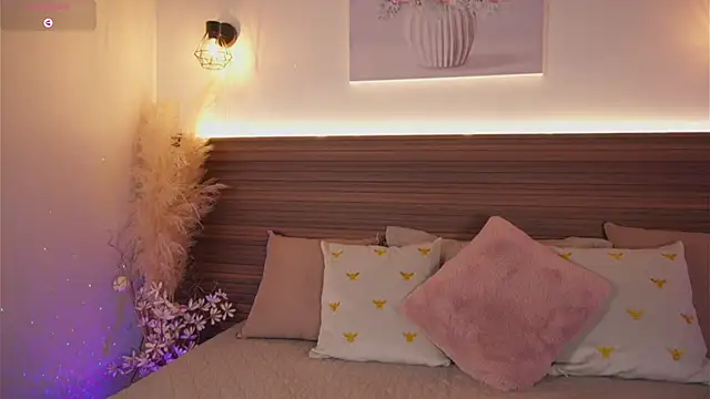 Snapshot of cinthia_jones2 chatting on 24, 10, 2025 cinthia jones2 online show from 24, 10, 2025