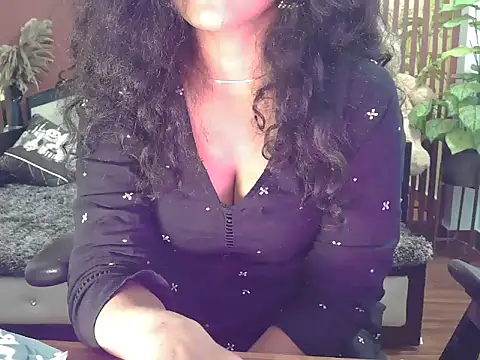 Snapshot of shaalu_sharma chatting on 18, 12, 2025 shaalu sharma online show from 18, 12, 2025