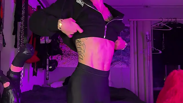 Snapshot of xoFrankie chatting on 8, 11, 2025 xoFrankie online show from 8, 11, 2025