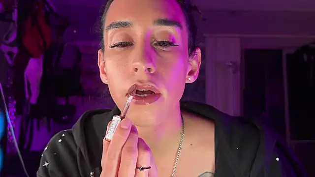 Snapshot of xoFrankie chatting on 17, 12, 2025 xoFrankie online show from 17, 12, 2025