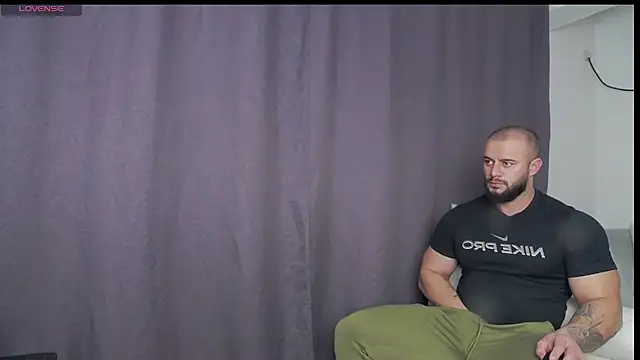 Snapshot of RickyMiami1 chatting on 25, 11, 2025 RickyMiami1 online show from 25, 11, 2025