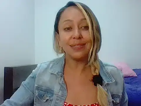 Snapshot of leah_susman chatting on 4, 12, 2025 leah susman online show from 4, 12, 2025