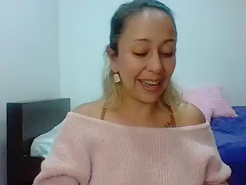 Snapshot of leah_susman chatting on 5, 12, 2025 leah susman online show from 5, 12, 2025