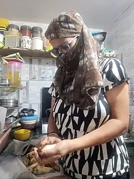 Snapshot of meenu_bhabhi547 chatting on 7, 10, 2025 meenu bhabhi547 online show from 7, 10, 2025