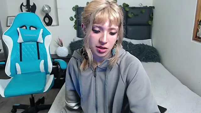 Snapshot of Amnesia_ chatting on 25, 9, 2025 Amnesia online show from 25, 9, 2025