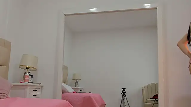 SkinnyGirl 28 online show from 22, 10, 2025