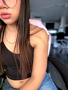 Snapshot of Queen__Love chatting on 12, 9, 2025 Queen Love online show from 12, 9, 2025
