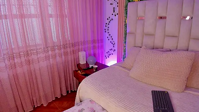 Tiffany Nm online show from 9, 9, 2025