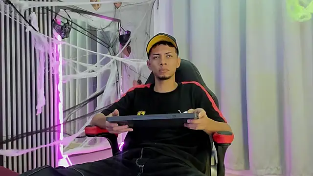 Snapshot of DustinandJordan chatting on 20, 10, 2025 DustinandJordan online show from 20, 10, 2025