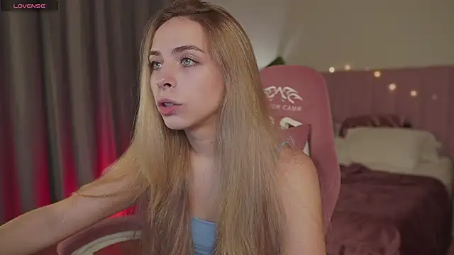 Snapshot of ShinyBarbie chatting on 22, 9, 2025 ShinyBarbie online show from 22, 9, 2025